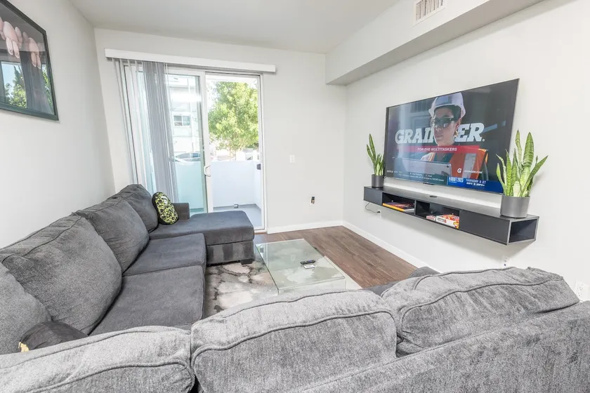 Modern, Cozy Apartment in Los Angeles! - Image 1