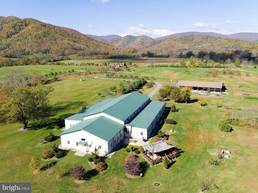 Blue river farm 18k sqft lodge indoor court - Image 1