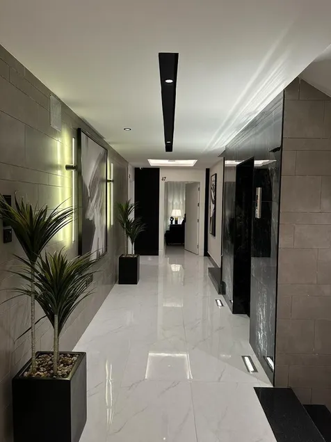 Modern room and lounge, self check-in - Image 1