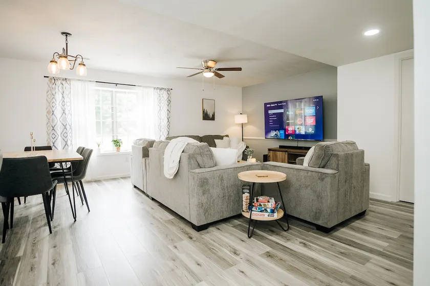 Modern Townhome - 3br 2.5ba - Sleeps 8 - Near LU! - Image 1
