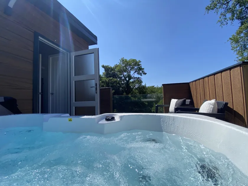 P50 - Studio Pod with Hot Tub - Image 1