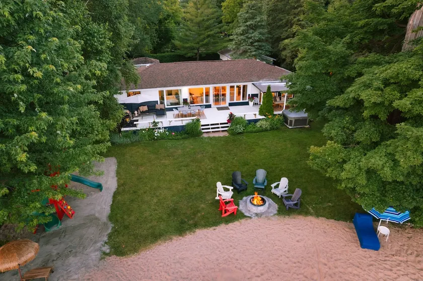Luxury 5BR Lakefront Sandy Beach •Hot Tub •Sauna - Image 1