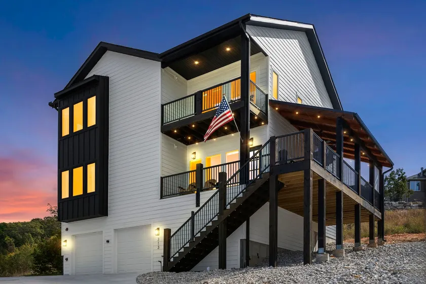 Lux Lake View Retreat Sleeps 12, Theater, Hot Tub - Image 1