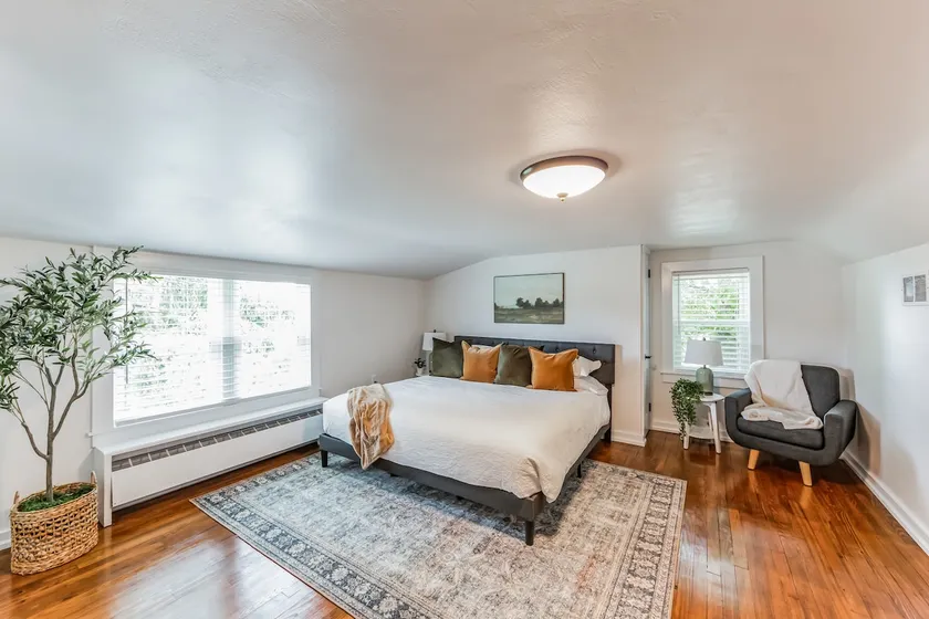 Unique Cottage + King Bed + Kids toy room - Image 1