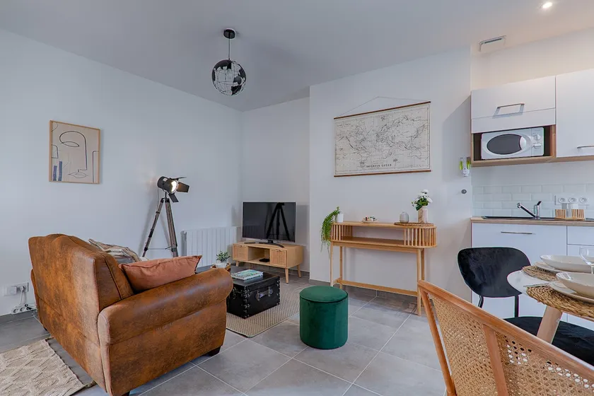 Travel ~ Apartment ~ Downtown - Image 1