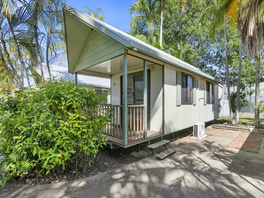 Deluxe Cabin with Private Bathroom - T - Image 1