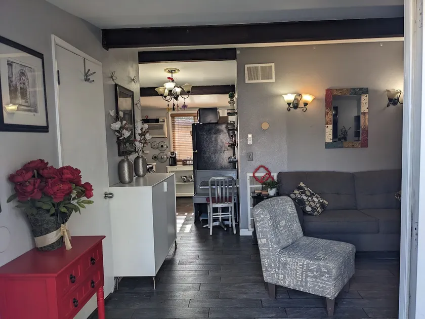 Cozy, private guest house. - Image 1
