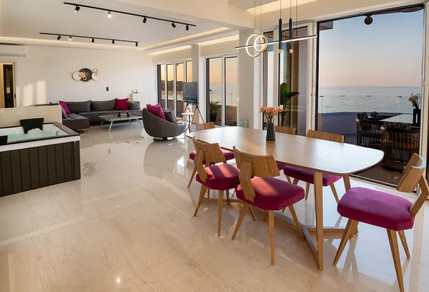 Lost in the view, Luxury Apartment with Seaview - Image 1