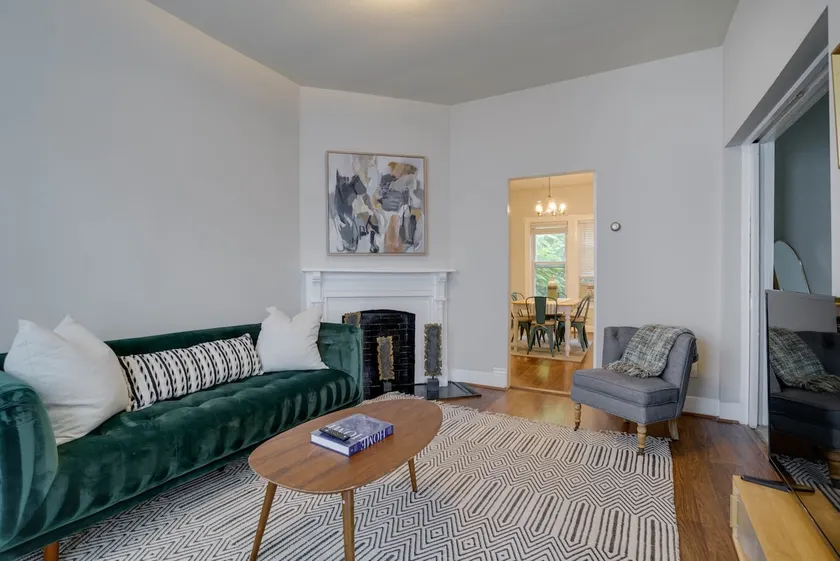 Quaint 1BR Del Ray Apartment - Image 1