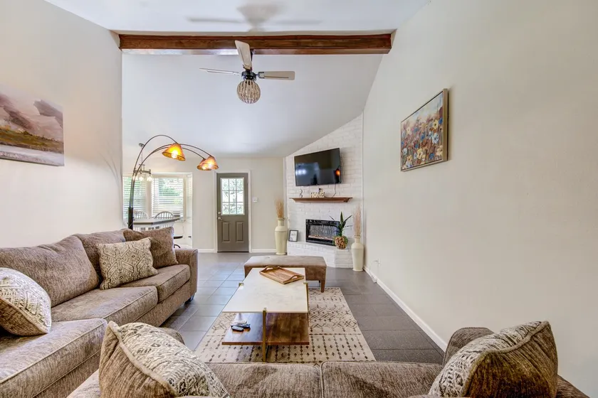 Charming 3BR House • Hwy Access – New Caney - Image 1