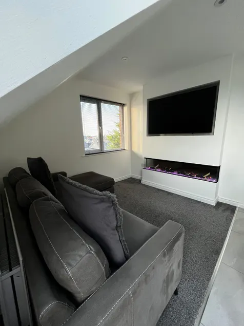 Seaside Serenity: Modern Flat - Image 1