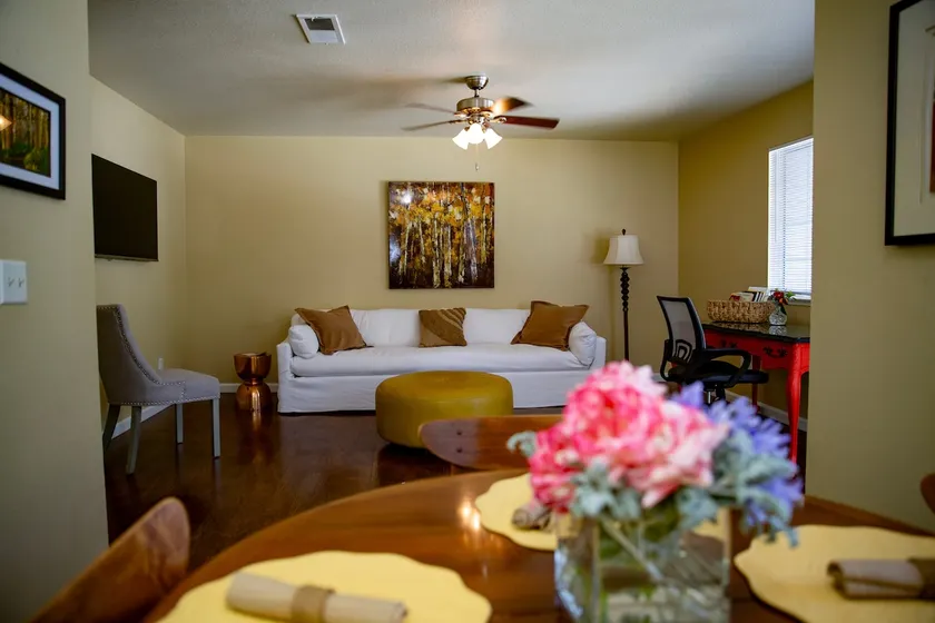 Bright and Cozy Upstairs Condo Near Hospital - Image 1