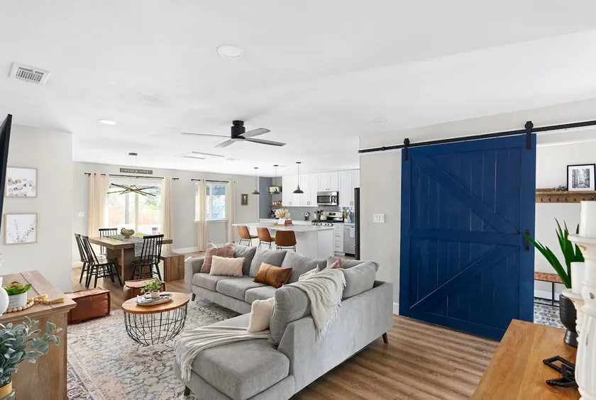 Modern Family Retreat, Mins to Downtown, Sleeps 8 - Image 1