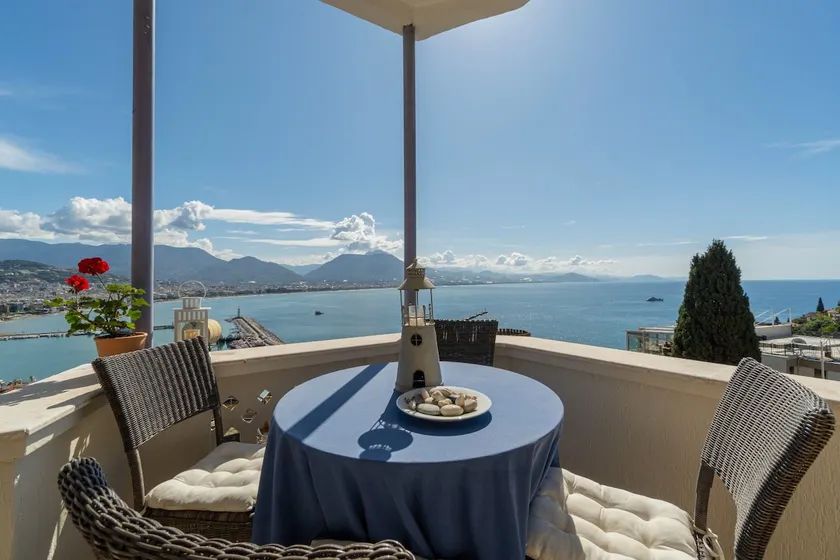 In the hearth of city, seaview. - Image 1