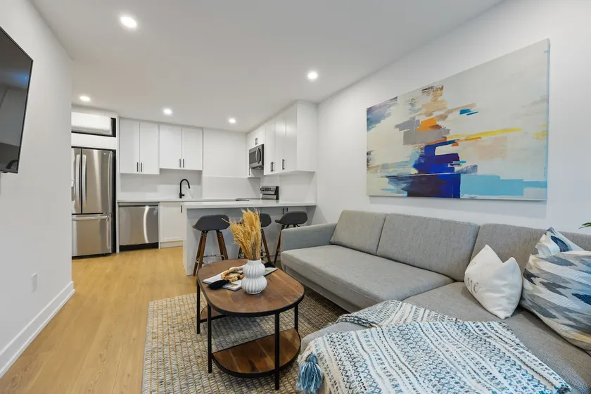 Contemporary Apt in Central Toronto - Image 1
