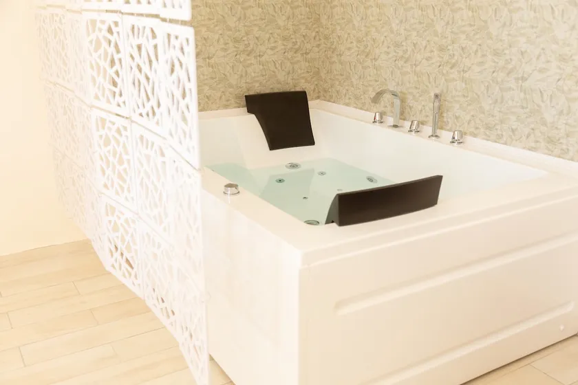Apartment with Jacuzzi and private garden - Image 1