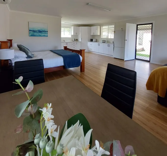 Spacious suite with mountain views - Image 1