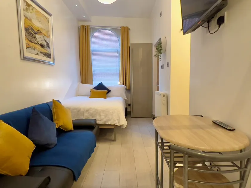 FREE Parking - Close to Mcr Picc! Studio Apartment - Image 1