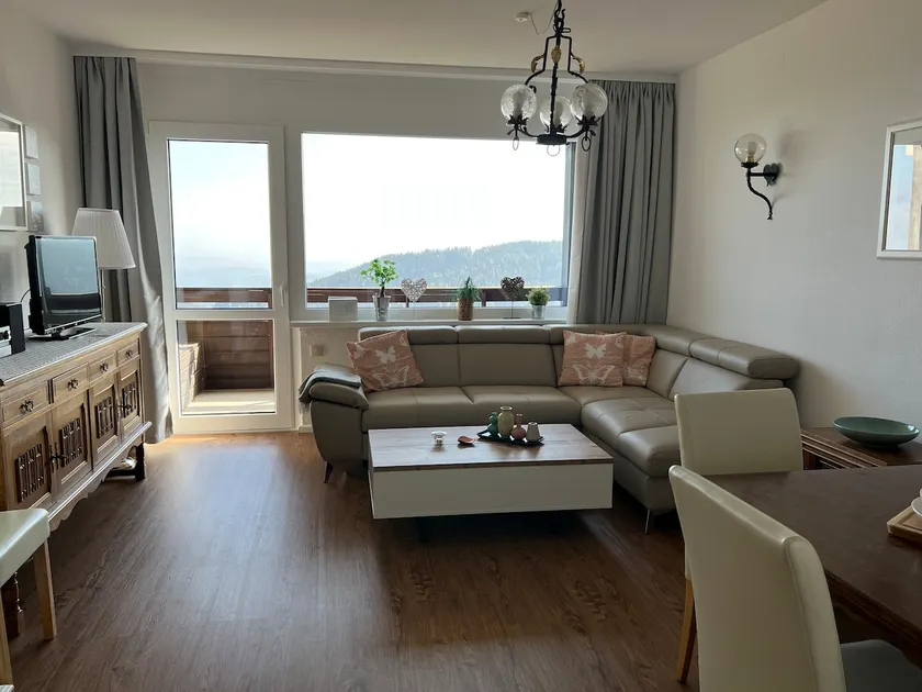 Apartment in sunny hillside location - Image 1