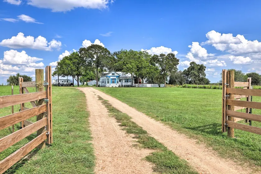 Farmhouse+2 acres.Close to town but still country! - Image 1