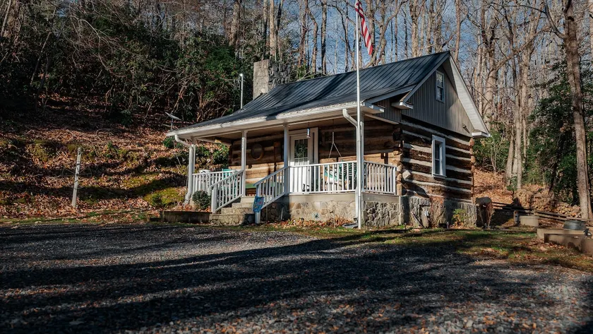 ”Creekside Cabin” - Rustic Getaway w/ Hot Tub - Image 1