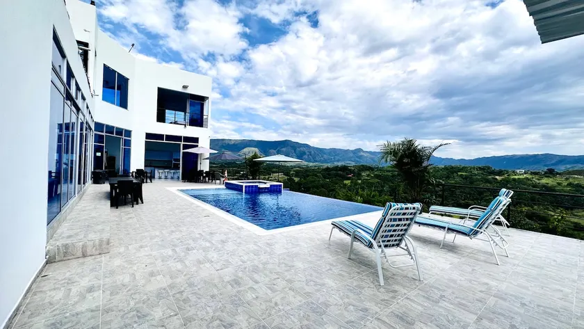 Good view. Country house with a pool and a viewpoint - Image 1