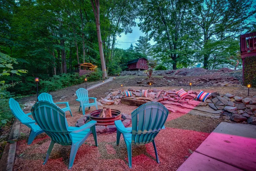 Private Close to Doughboys ETSU Downtown FirePit - Image 1