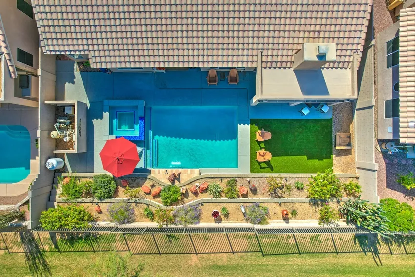 Beautiful 6 Bed Luxury Oasis with Heated Pool+Spa - Image 1