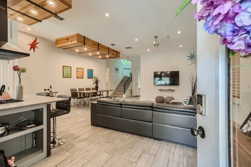 Prime Location! Pet Friendly Home I Lap Pool/Spa - Image 1