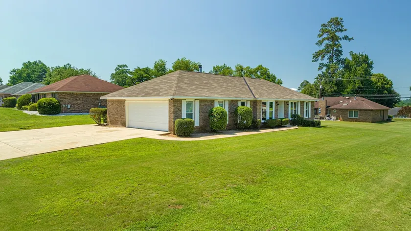 Spacious & Cozy - Close to Fort Moore - Pool Table - Image 1
