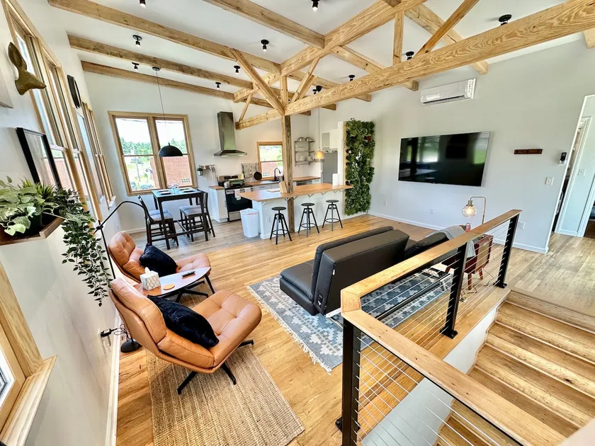 Stunning Bankers Loft with King Size Bed - Image 1