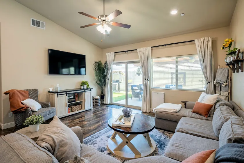 Spacious Home 4B2B With Spa & Open Kitchen - Image 1