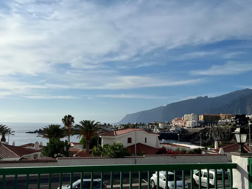 Stunning views 2bed appt by the ocean with parking - Image 1