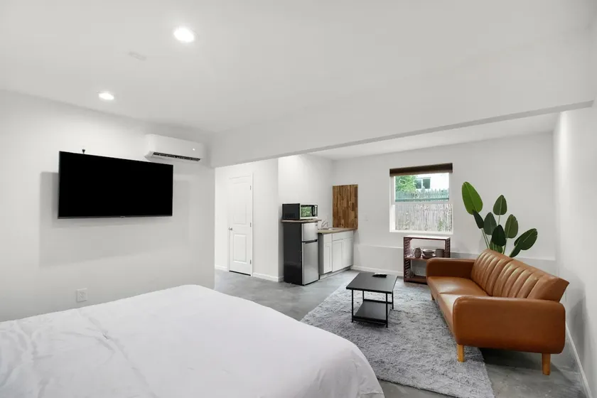 Airport Getaway Studio - Image 1