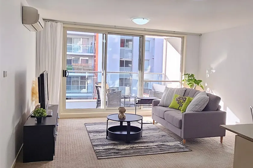 Tranquil unit in CANberra. Free Garage Parking. - Image 1