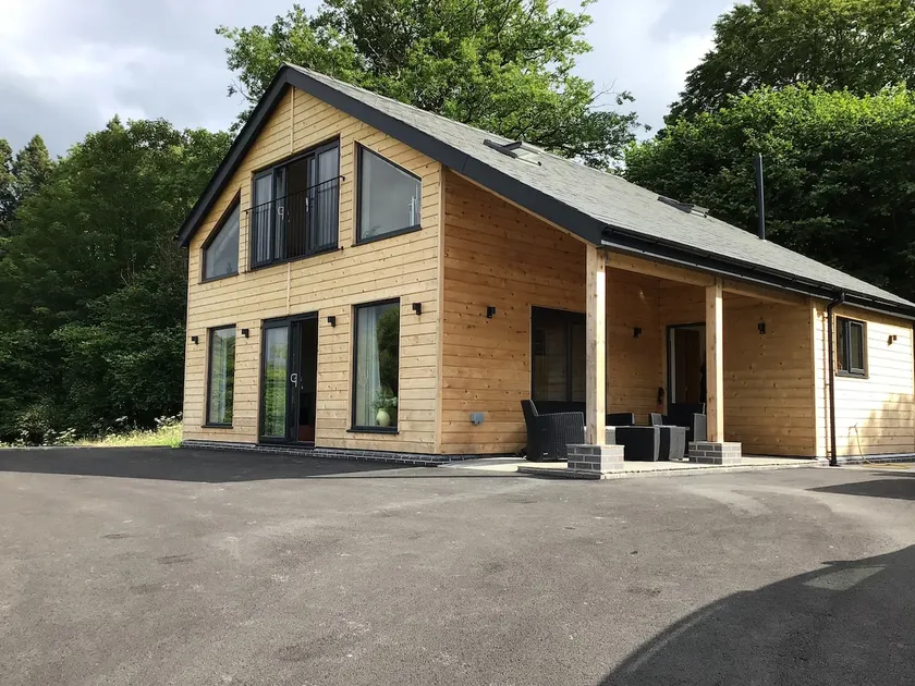 Unique 3 bed cabin with hot tub on Welsh border. - Image 1