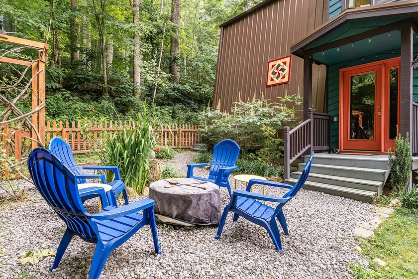 Pet-Friendly Cabin Retreat Near Ski Resort - Image 1