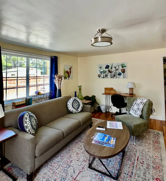 1 king bd with big fenced back yard pets welcome - Image 1