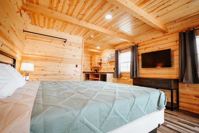 Pine Haven King Bed Log Cabin - Image 1