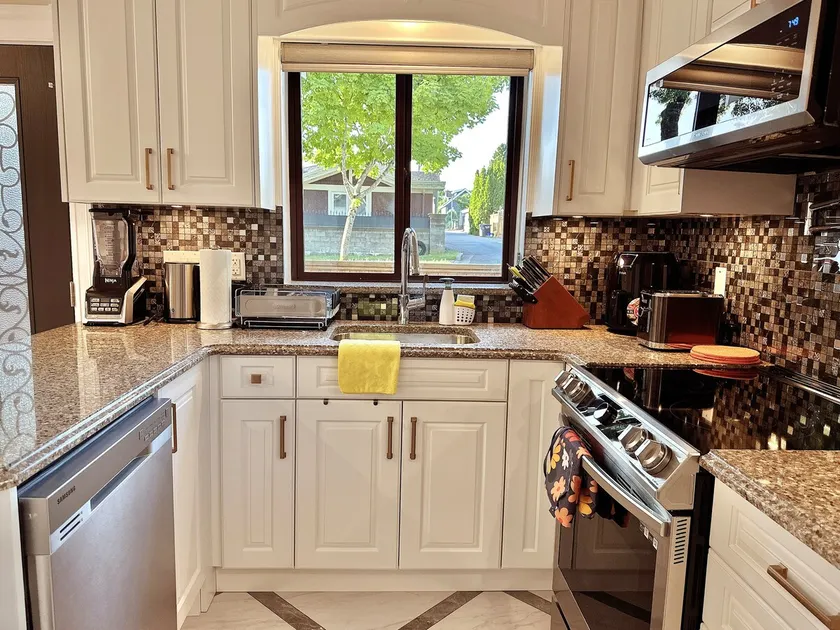 Furnished Cozy Laneway 2BR/2BA (1 half + 1 full) - Image 1