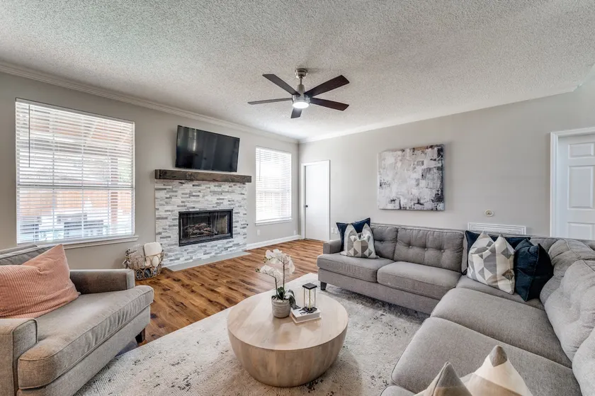 6 Bedroom Home with Pool, Centrally Located - Image 1