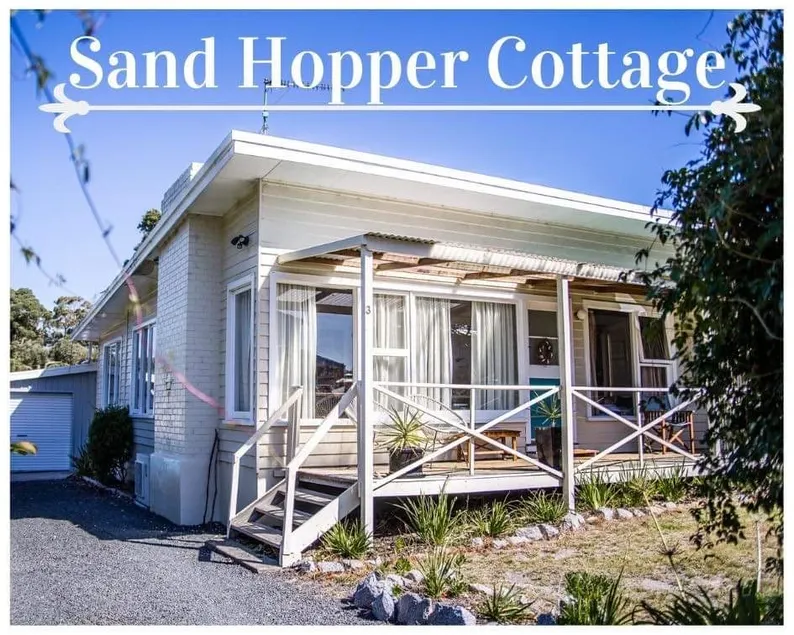 Sand Hopper Cottage, Binalong Bay - Image 1