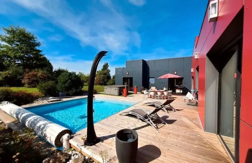 Contemporary villa with Jacuzzi pool - Image 1