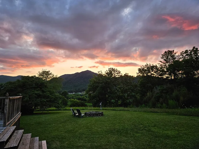 Hiker's Haven: Trail Days, Starry Firepit Nights - Image 1