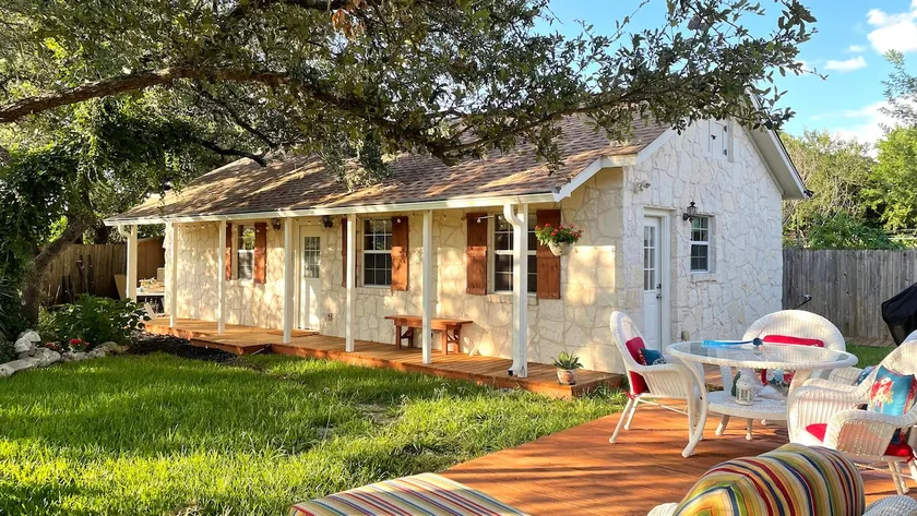 Western Artist Studio Guest House - Image 1