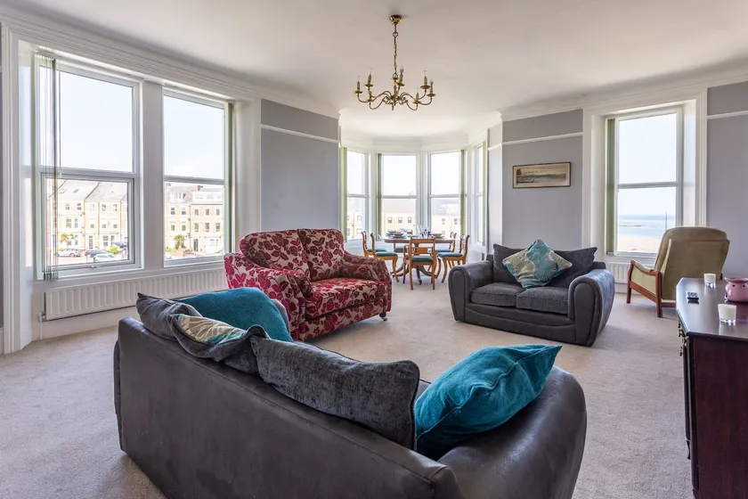 BEACH VIEWS! 3rd flr apt by Longsands-free parking - Image 1