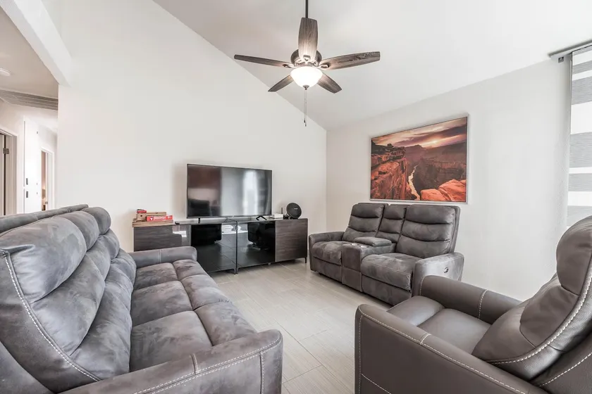 15min from strip 3bdrm 2bath - Image 1