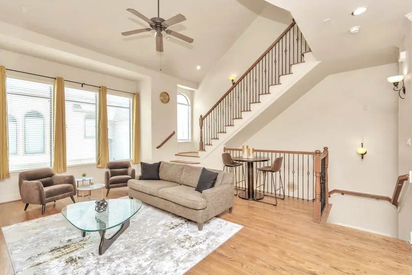 2UNITS | 20+ Guests | King Bed | 2 Pools | Free Parking | Uptown Houston - Image 1