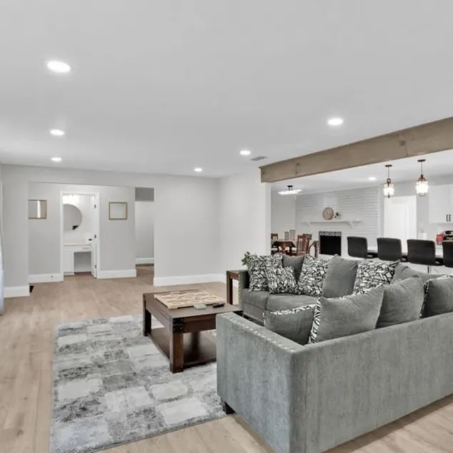 4 Rooms | 4 Baths N. Market Home - Image 1