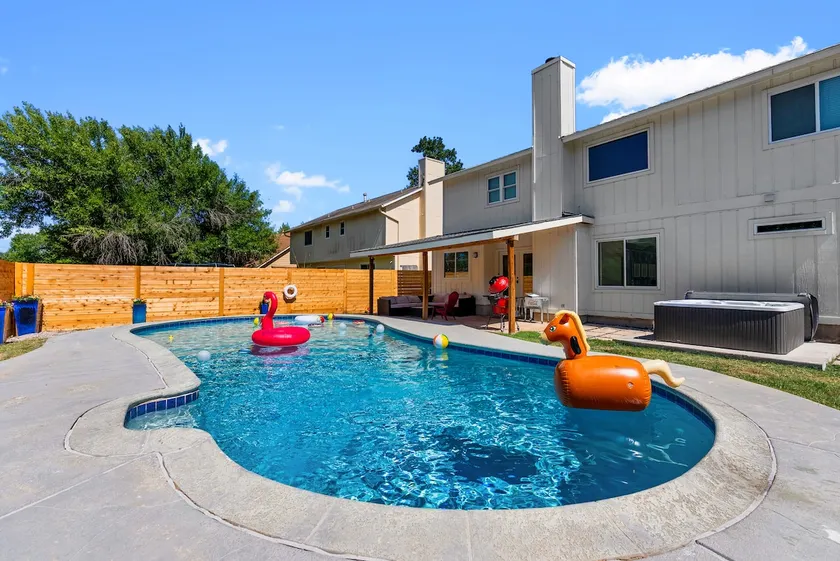 AustinCabaret-PoolJacuzzi+PoolTable+Arcade+Karaoke - Image 1